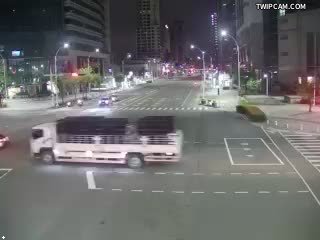 高雄市道路 中山二路、三多三路 距離887公尺