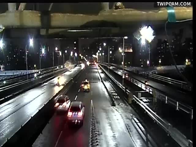 新北市道路 三重區台北橋(環河快速道路上匝道匯流處) 距離303公尺