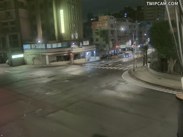 新北市道路 新店區環河路、中央路口(東側號誌桿上) 距離1.3公里