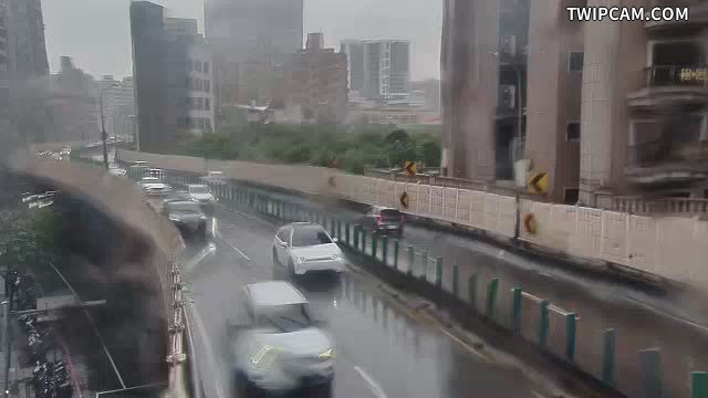 新北市道路 三重區台1高架，重新路上分路燈桿