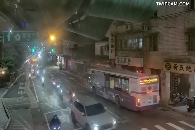 新北市道路 汐止區康寧街與明峰街口(西) 氣溫28℃