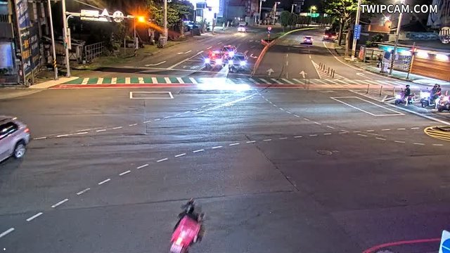 桃園市道路 文中路與龍安街口(台灣房屋對面號誌桿)