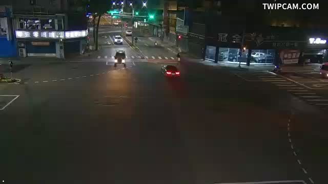 桃園市道路 文中路國際路口(中油斜對面號誌桿)