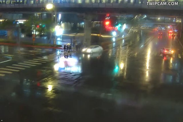 台北市道路 215-經貿二路105巷口 距離124公尺