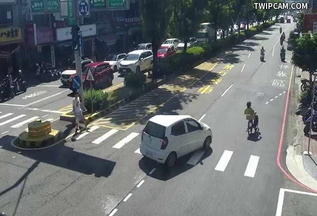 台中市道路 [06088]中清路/雷中街 (右側車流往文心路)Zhongqing Rd /Leizhong St (Right side Traffic flow to Wenxin Rd ) 距離1.9公里